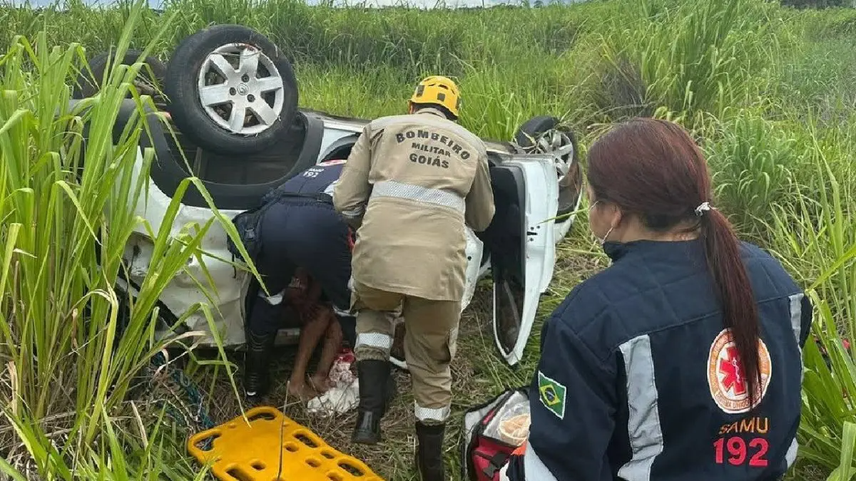 Capotamento na GO-020 deixa cinco feridos em Bela Vista de Goiás; três em estado grave