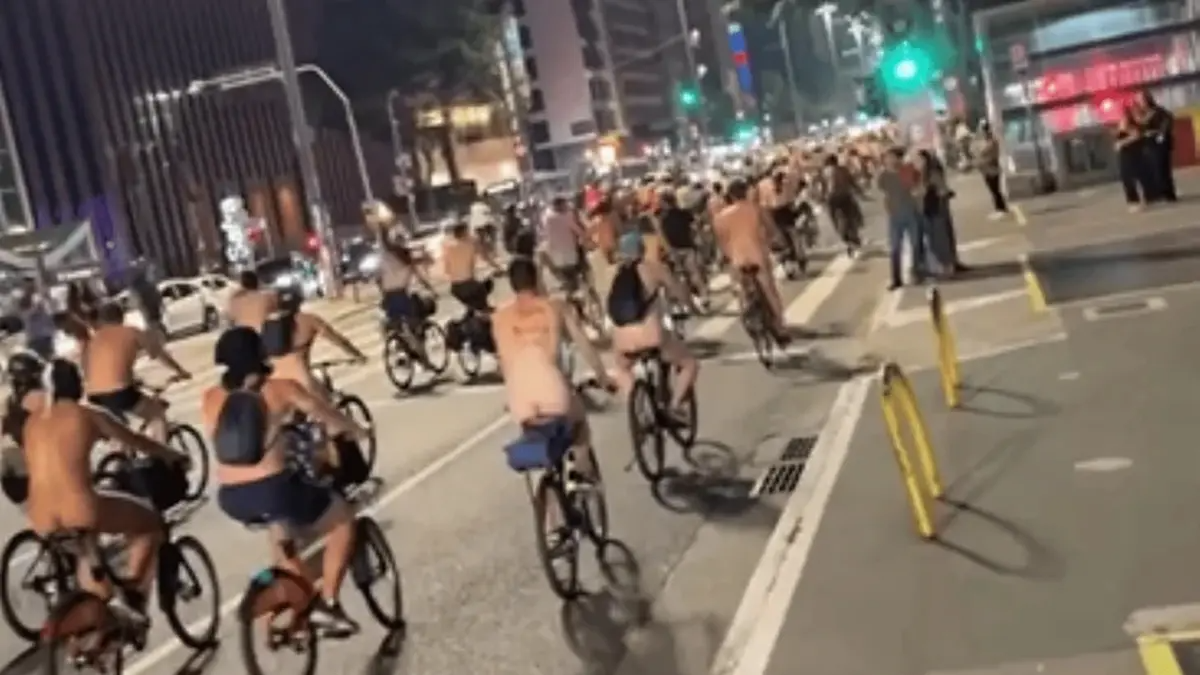 Ciclistas nus tomam a Avenida Paulista em protesto por segurança