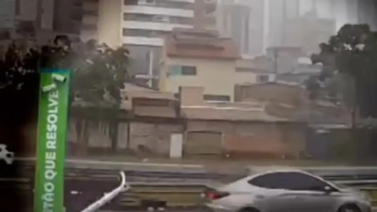 Motorista ignora alertas e derruba nova cancela automática na Marginal Botafogo