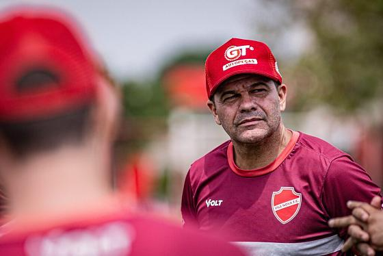 Vila Nova demite técnico Umberto Louzer após eliminação na Copa do Brasil